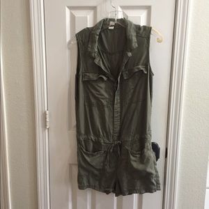 Cute short romper! Military style